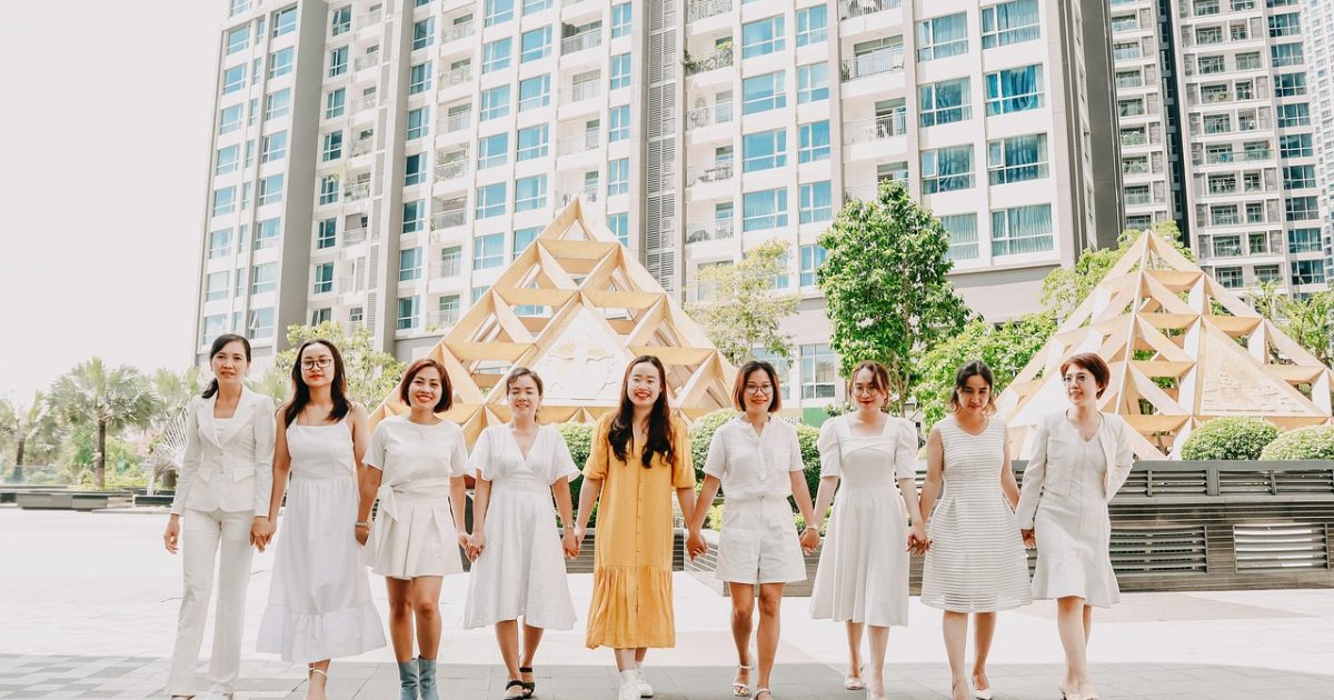 cpp学习指南内容团队在明亮办公区围坐讨论语言知识体系整理方案的工作场景