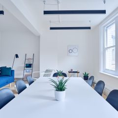 cpp核验编辑周牧在安静房间中逐条比对读者反馈与公开文档来源的场景